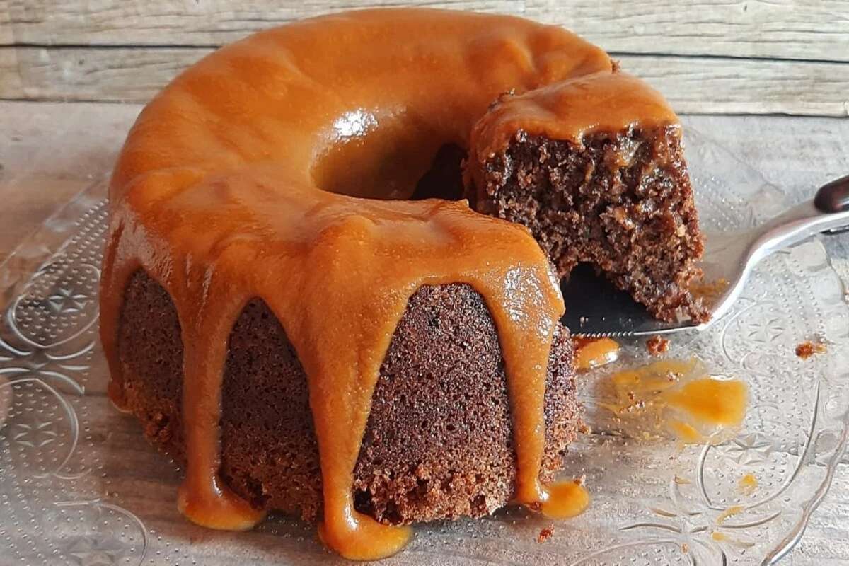 Receita de Bolo de Chocolate com Cobertura de Caramelo Salgado