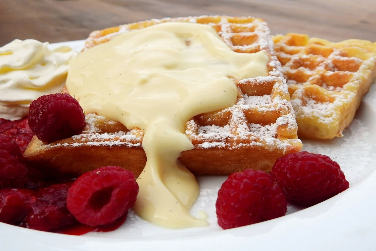 Receita de Waffles belgas com frutas frescas e chantilly